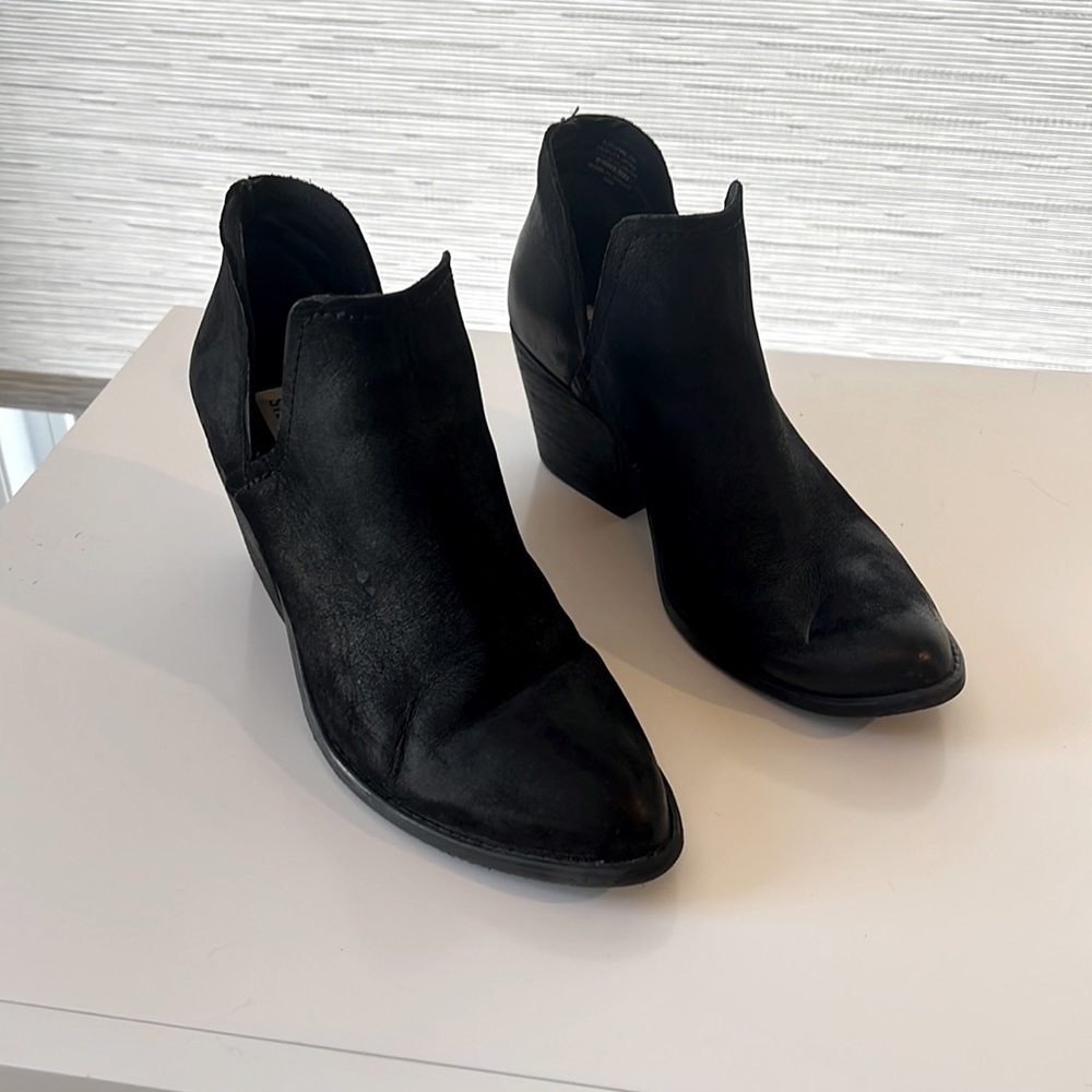 Steve Madden Adelphie booties in size 7M. Worn a couple of times. Great shape!